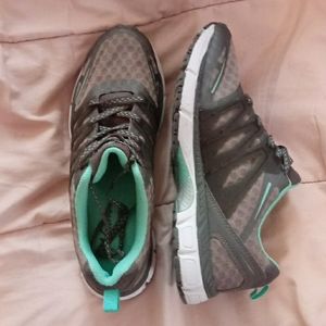 LA Gear running shoes